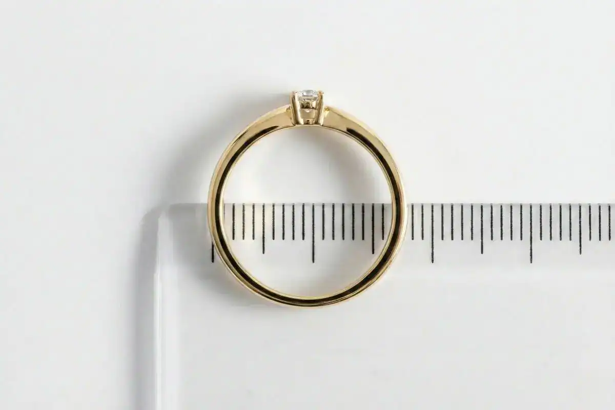 Measuring Indian ring size using inner diameter with ruler